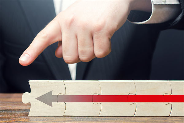 戰(zhàn)略執(zhí)行層層衰減，集團管控如何確保目標精準落地？